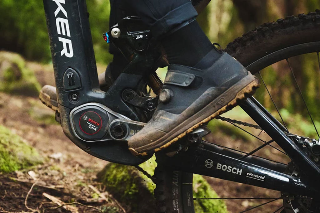Bosch Performance Line CX-R E-Bike Motor im Einsatz auf dem Trail, leistungsstärkster Bosch Antrieb mit Race-Modus für maximale Performance und Kontrolle im anspruchsvollen Gelände