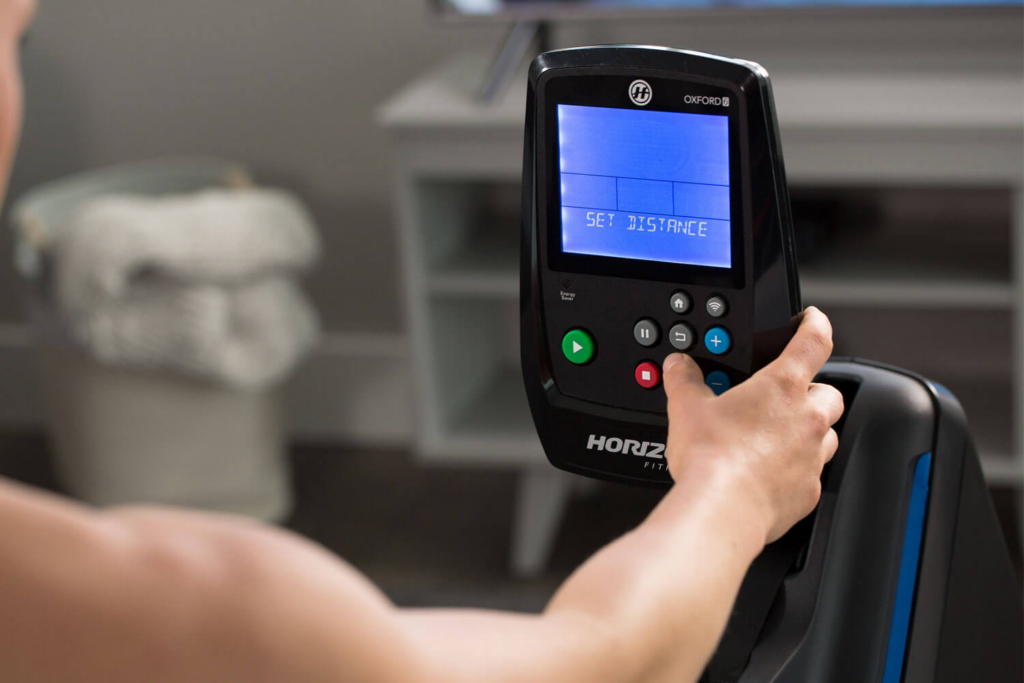 Horizon Oxford 6 Rudergerät Display mit 12 Trainingsprogrammen und 20 Widerstandsstufen für individuelles Fitnesstraining
Trainingscomputer des Horizon Oxford 6 mit Anzeige von Zeit, Distanz, Kalorienverbrauch und Trainingsdaten