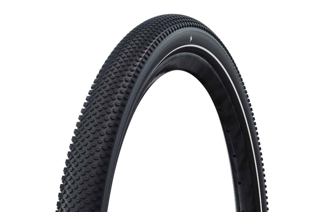 Gravel-Reifen mit vielseitigem Profil für Schotterwege, Waldwege und Asphalt – die ideale Wahl für Gravelbikes, Bikepacking-Abenteuer und lange Touren auf wechselndem Untergrund