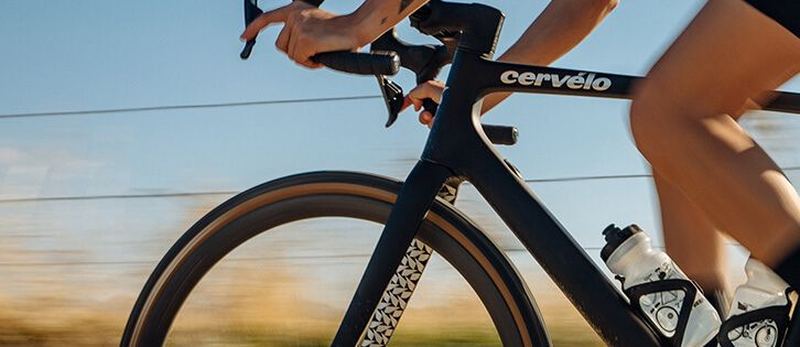 Sportlicher Fahrer auf einem Rennrad mit schmalen Fahrradreifen – Rennradreifen bieten maximale Geschwindigkeit und minimale Reibung auf Asphalt.
