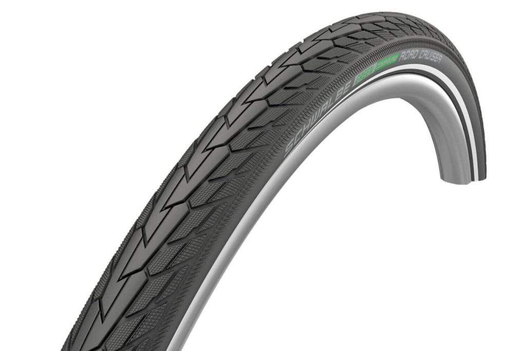 Crossbike-Reifen mit leicht profiliertem Mittelsteg für schnelles Fahren auf Asphalt und sicheren Grip auf Feldwegen und Schotterstrecken – die ideale Mischung aus Straßen- und Geländereifen