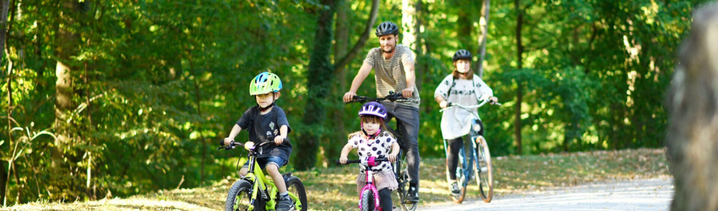 Familie bei einer Fahrradtour