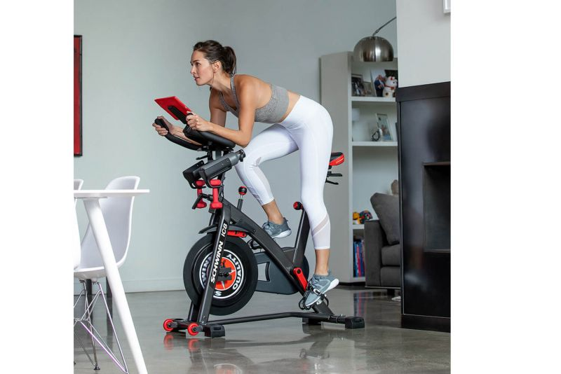 Frau die auf dem Biketrainer der Marke Schwinn trainiert