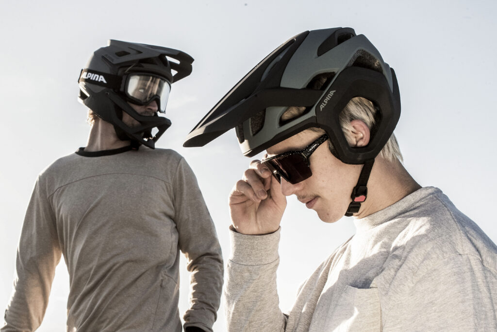 Fahrradzubehör für Anfänger in der Übersicht.
Das brauchst du wenn du mit den Mountainbiken / Rennradfahren oder mit den Fahrrad / E-Bike fahren startest.
Im Bild sind zwei Männer mit Fahrradhelm und Fahrradbrille.