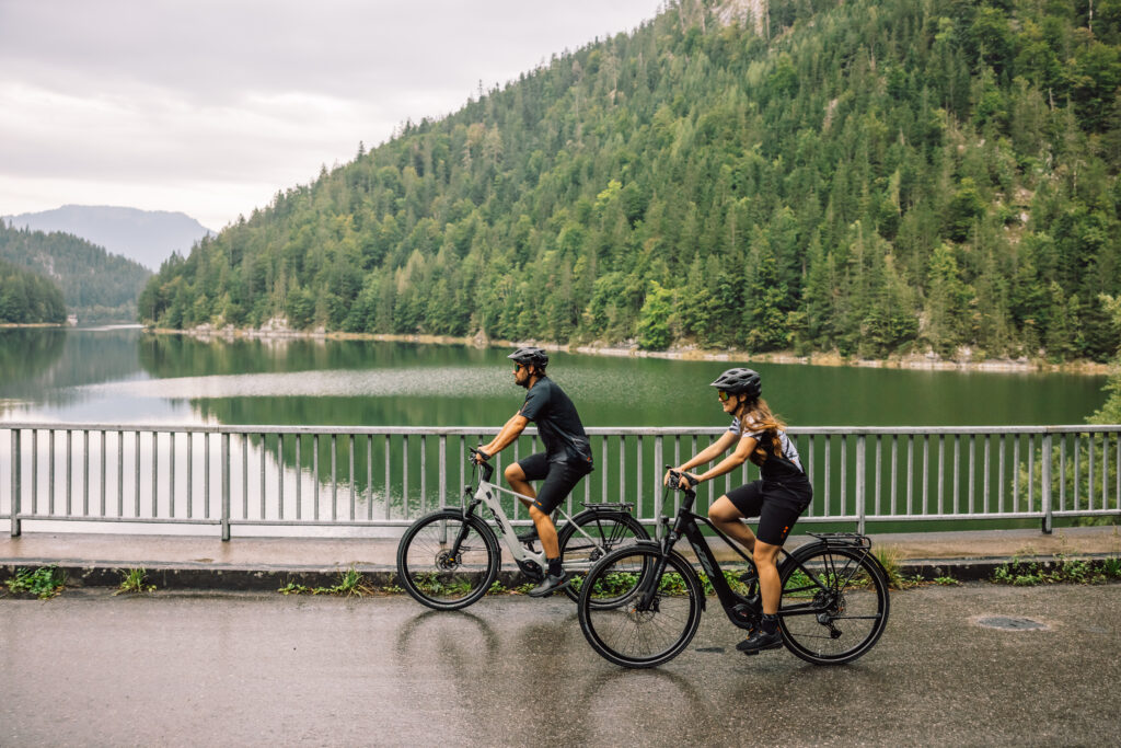 Im Bild sind ein Mann und eine Frau die beide auf Trekking E-Bikes sitzen.
Trekking E-Bikes sind ideal für Pendler die längere und abwechslungsreiche Strecken in die Arbeit haben.