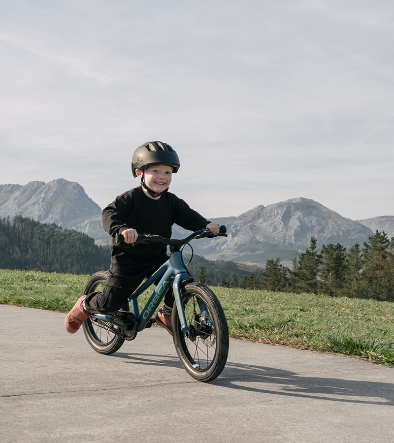 Das neue Orbea Kimu 16 Kinderfahrrad.
16 Zoll Kinderfahrrad mit hydraulischen Scheibenbremsen und leichtem Gewicht.
Lässt sich von Lernlaufrad zum Kindermountainbike umbauen.
Auf den Bild sieht man ein kleinen Jungen mit den neuen Orbea Kimu 16 fahren. Er trägt einen Fahrradhelm und fährt in der Natur