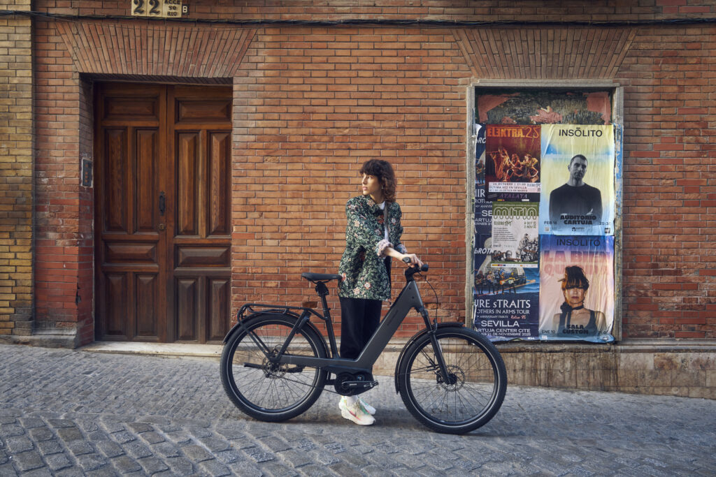 Modernes E-Bike in Grau mit integriertem Akku, Mittelmotor und Gepäckträger – ideales E-Bike für Pendler und Alltag.
City E-Bikes für hohen Fahrkomfort.