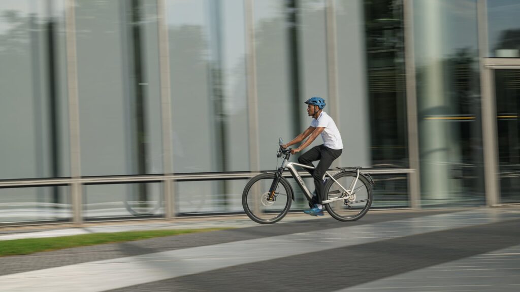 S-Pedelec Räder sind E-Bike die bis 45km/h schnell fahren und nur mit Versicherung, Kennzeichen und Helm gefahren werden dürfen.
Die Elektroräder eignen sich ideal für lange Strecken in die Arbeit