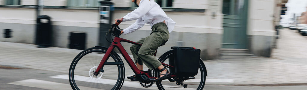 Fahrradfahrer im Alltag mit praktischem Zubehör für Pendler, Sicherheit und komfortable Mobilität.