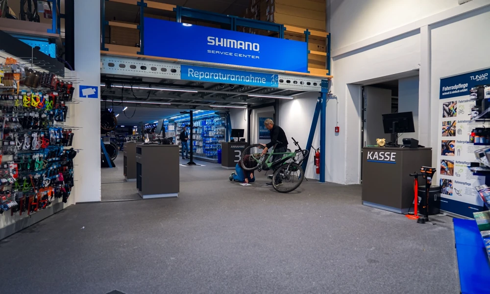 Mit einer Fahrradversicherung sind Reparaturkosten und teils auch Verschleißleistungen abgesichert die du in einer Fahrradwerkstatt reparieren lassen kannst.
