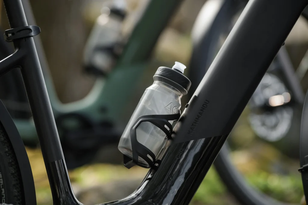 Trinkflasche und Flaschenhalter. Im Bild sieht man eine Acid Trinkflasche und einen passendem Flaschenhalter in einem Fahrrad