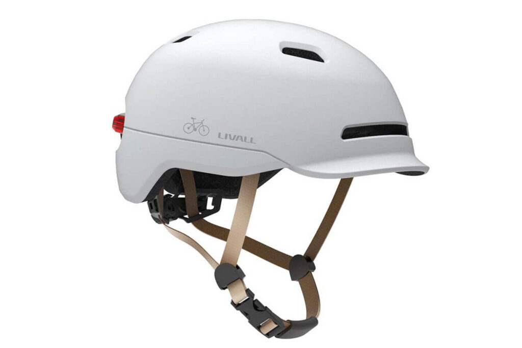 Fahrradhelme für den Alltag, Fahrten in der Stadt oder in der Freizeit. Trekking bzw. City Fahrradhelme sind speziell dafür.
Auf dem Bild ist ein weißer Fahrradhelm mit Rücklicht
