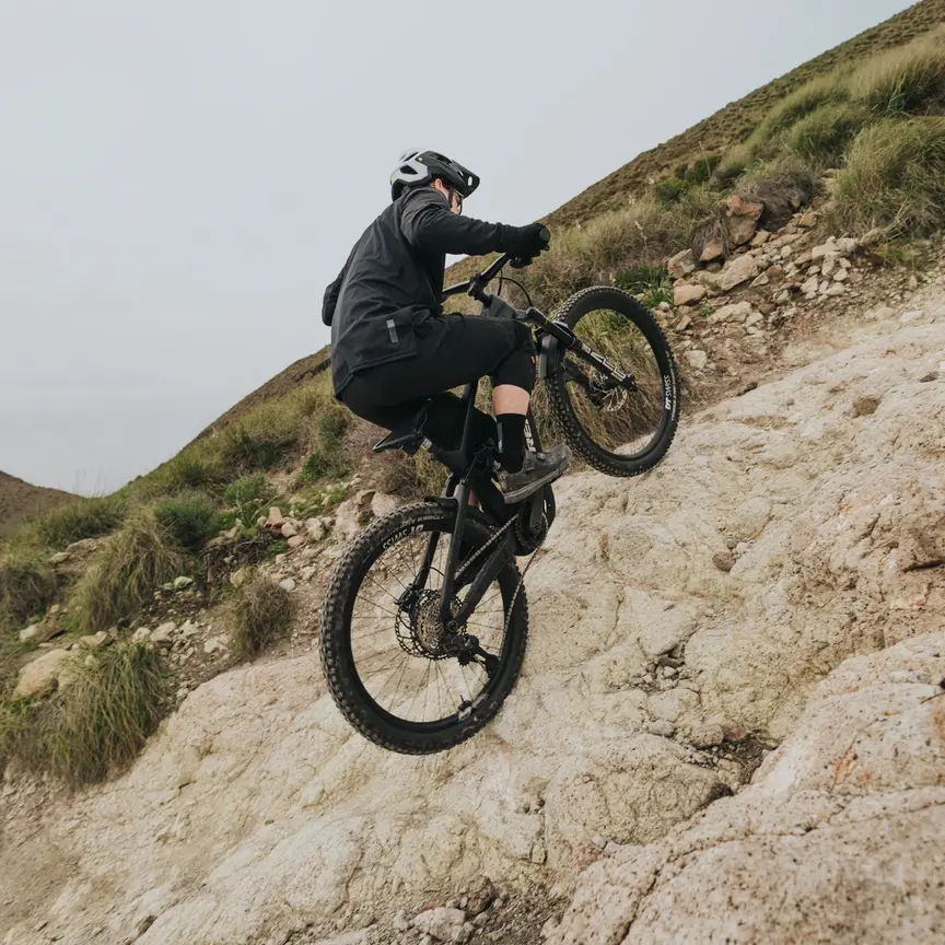 Die Bosch E-Bike Neuheiten im Detail
E-Bike Mountainbiker fährt mit einem E-Mountainbike steilen, felsigen Trail bergauf in bergiger Landschaft – actionreiche Offroad-Szene mit Schutzkleidung und Helm, Fokus auf Technik und Abenteuer im Gelände.