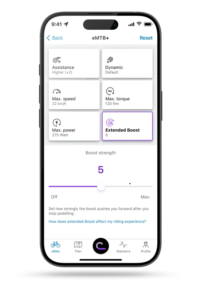 Screenshot einer Smartphone-App zur Einstellung eines E-Mountainbike-Modus „eMTB+“. Zu sehen sind verschiedene Kacheln für Unterstützungsoptionen wie Assistenz, Dynamik, maximale Geschwindigkeit, Drehmoment und Leistung. Der Bereich „Extended Boost“ ist hervorgehoben, darunter befindet sich ein Schieberegler zur Anpassung der Boost-Stärke.