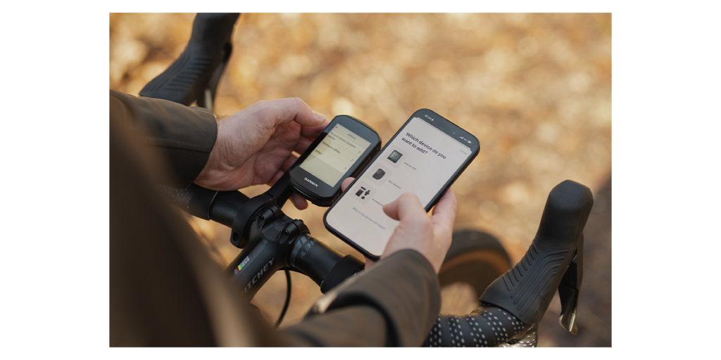 Verbinde dein E-Bike mit Bosch E-Bike System per Bluetooth mit Geräten von Drittanbietern.
Im Bild sieht man wie eine Person sein E-Bike mit Bosch Antrieb mit einem Garmin Fahrradcomputer verbindet 