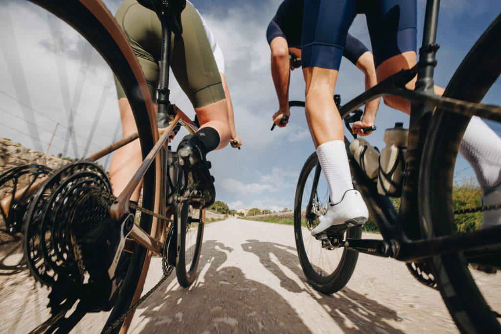 Unterschiede zwischen Rennrad und Gravel-Bikes - Im Bild sieht man zwei Fahrer die nebeneinander Fahren