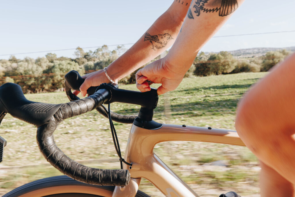 Bei Rennräder werden sportliche Fahrradlenker gefahren, sogenannte Dropbars. Diese bieten mehrere Griffpositionen