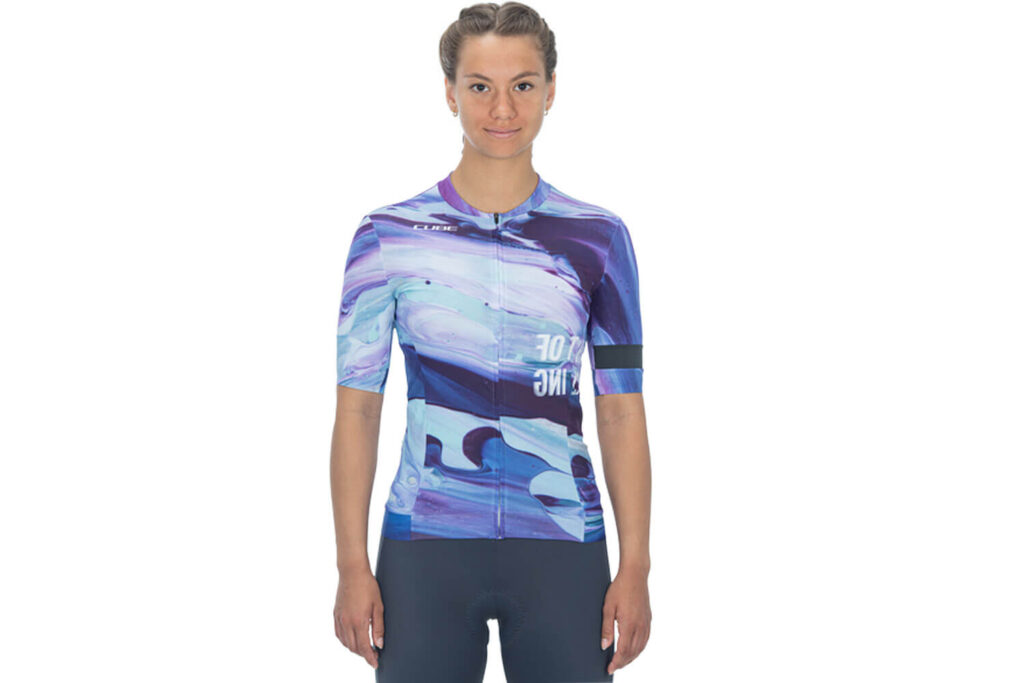 Rennradfahrer mit Trikot und Bibshorts für maximale Performance und hohen Fahrkomfort.
