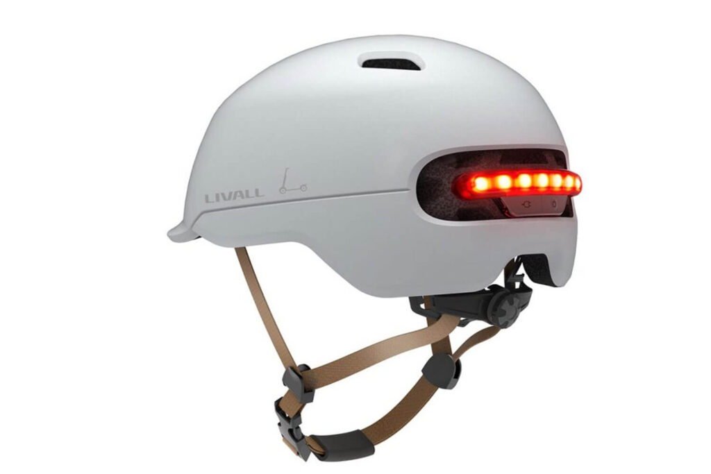 Livall C20 Fahrradhelm mit Bremslicht
Moderner Smart-Fahrradhelm mit integriertem LED-Rücklicht für bessere Sichtbarkeit und mehr Sicherheit im Straßenverkehr – ideal für City-, E-Bike- und Alltagsfahrer
