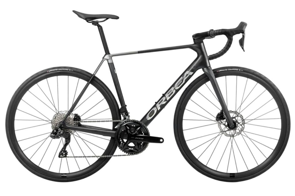 Endurance-Rennrad. Diese Rennräder sind meist der Einstieg in das Rennrad Geschehen.
Im Bild sieht man ein Endurance Rennrad von Orbea 