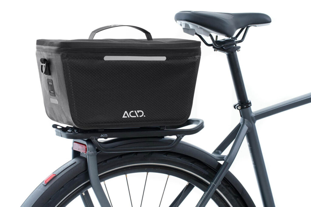 Fahrrad mit Gepäckträger und Fahrradtaschen für Einkäufe, Arbeitsweg und Alltag