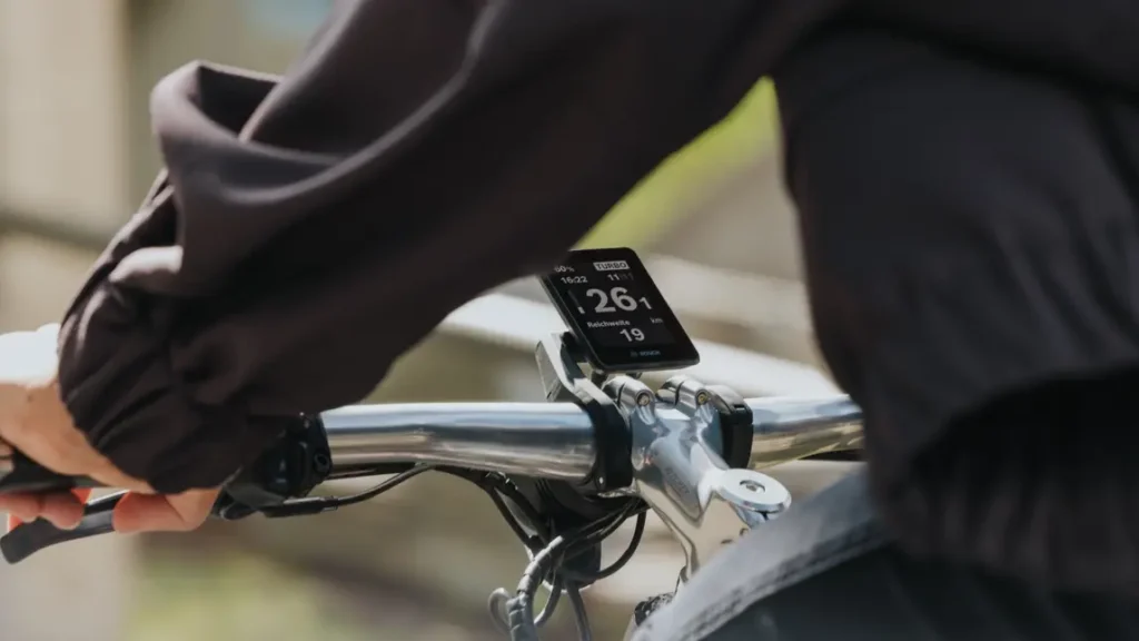 Der neue Bosch Intuvia 200 E-Bike Display. Mit großer Schrift und einer klaren Darstellung und einem reduzierten Layout.