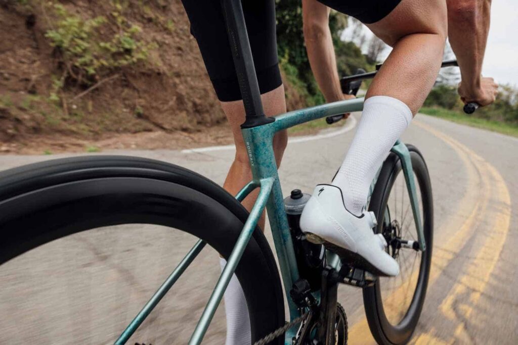 Rennrad-Reifen. Rennräder verfügen über schmale, glatte Reifen die niedrigen Rollwiederstand und Grip auf der Straße bieten. Auf dem Bild sieht man einen Rennradfahrer der Fokus liegt auf den Fahrradreifen