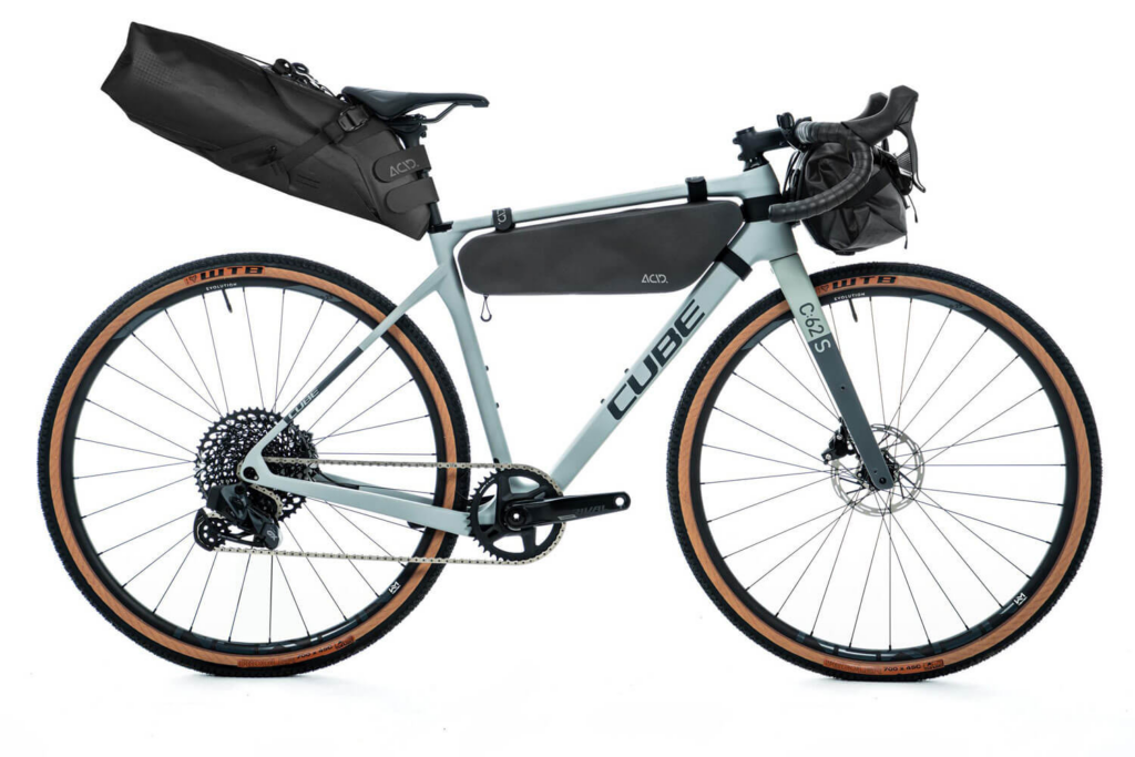 Cube ACID Satteltasche Pack Pro 15
Bikepacking-Gravelbike mit Sattel-, Rahmen- und Lenkertasche – optimal ausgestattetes Fahrrad für mehrtägige Bikepacking-Touren und Radreisen mit leichtem Gepäck.