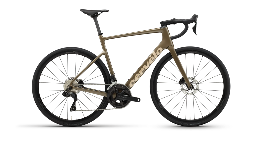 Cervelo Caledonia 105 Di2
Ein leichtes Endurance Rennrad vereint komfortablere Sitzposition, Effizienz und Vielseitigkeit – ideal für Bikepacking-Abenteuer auf Asphalt.