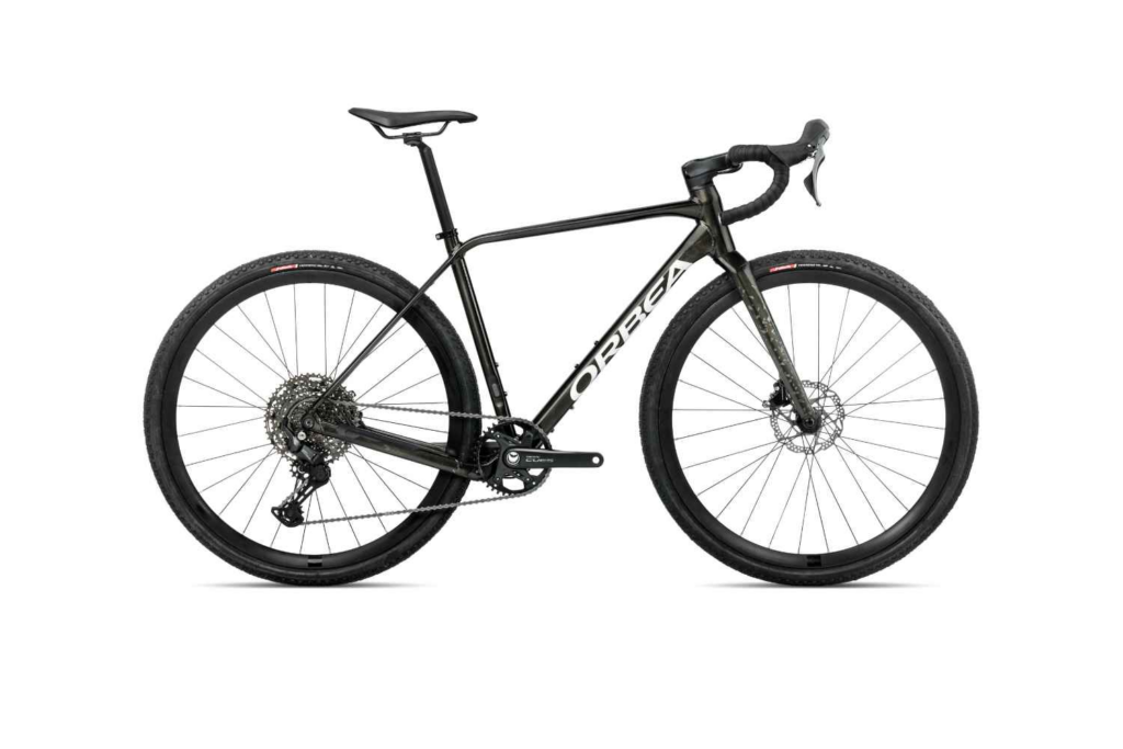 Orbea Terra H45 1X Gravelbike 2026
Schwarzes Orbea Gravelbike mit Aluminiumrahmen, Carbon-Gabel und Scheibenbremsen – vielseitiges Fahrrad für Bikepacking, Schotterwege und lange Touren.