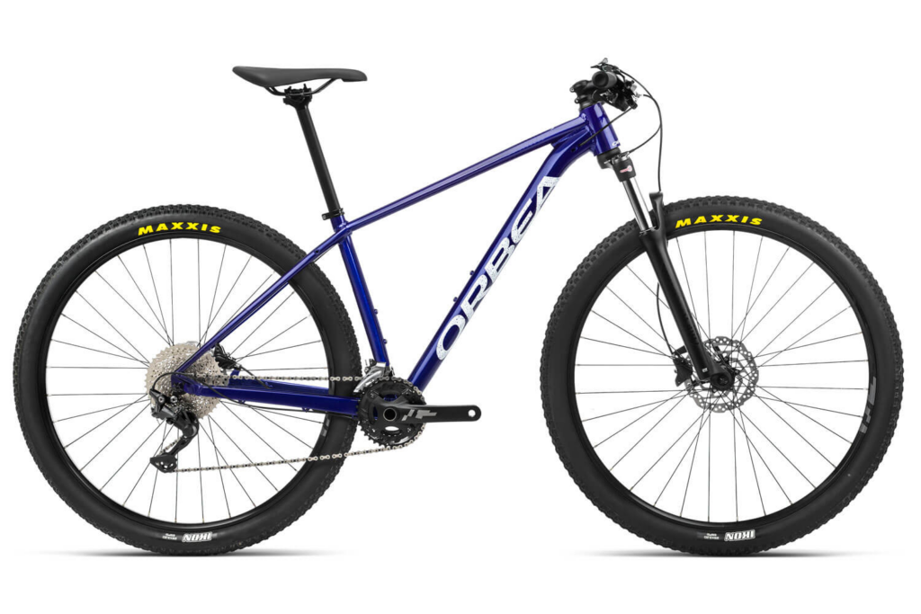 Orbea Onna 30
Blaues Orbea Mountainbike (Hardtail) mit Federgabel, Scheibenbremsen und 29-Zoll-Laufrädern – ideal für Einsteiger und sportliche Touren im Gelände.