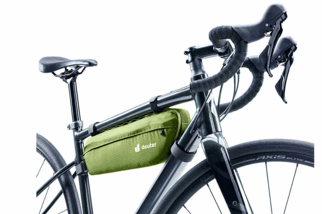 Deuter Mondego FB 4 Rahmentasche
Gravelbike mit grüner Deuter Rahmentasche – leichte Bikepacking-Ausrüstung für Werkzeug, Verpflegung und persönliche Gegenstände auf langen Touren.