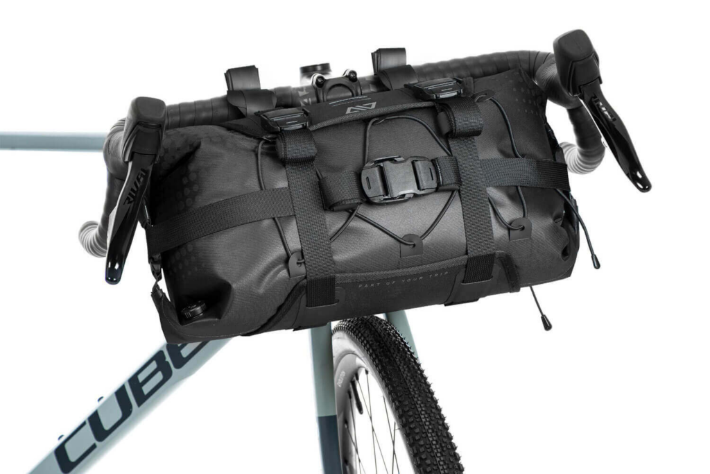 Cube PACK PRO 15 Lenkertasche
Große wasserdichte Bikepacking-Lenkertasche am Gravelbike – ideal für Schlafsack, Wechselkleidung und leichtes Gepäck auf Mehrtagestouren.