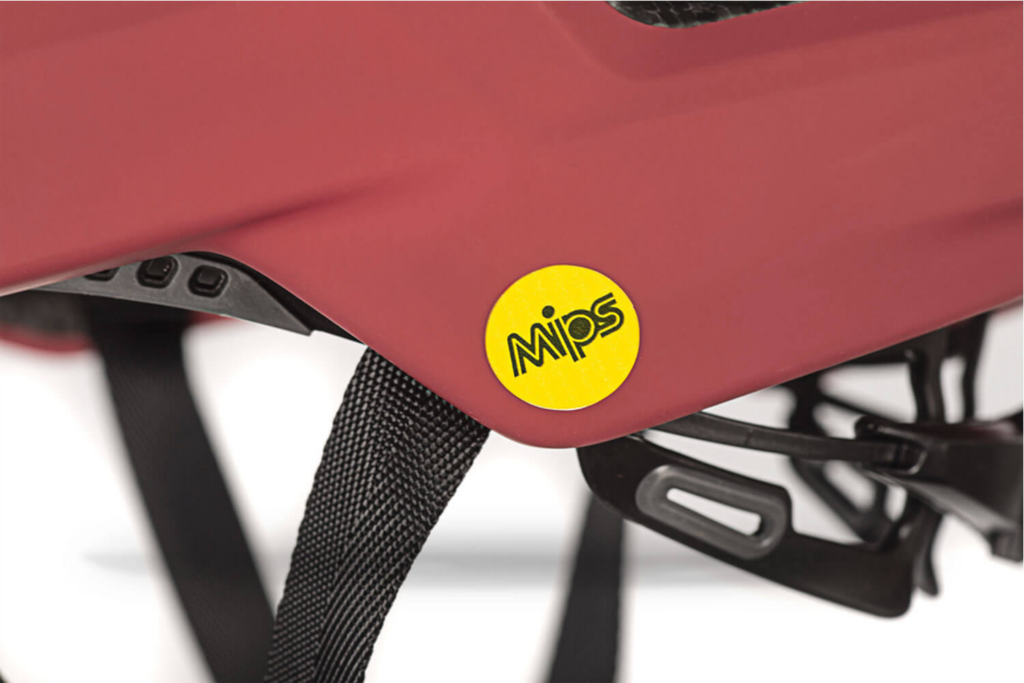 Gelbes MIPS-Logo auf einem Fahrradhelm – die MIPS-Technologie reduziert Rotationskräfte bei Stürzen und erhöht die Sicherheit 