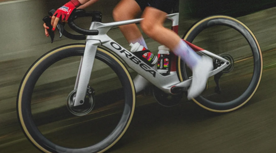 Aero-Rennräder. Im Bild sieht man ein weißes Rennrad von Orbea das aerodynamisch optimiert ist. 
