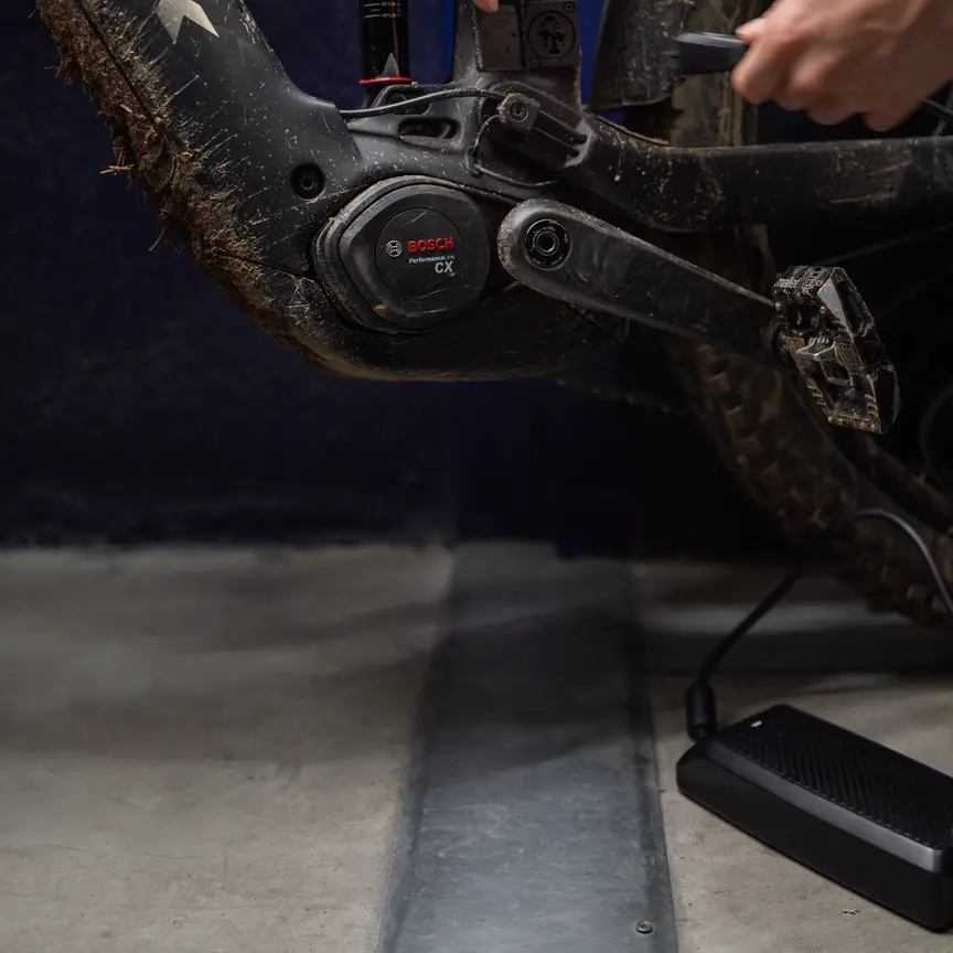 Im Bild sieht man wie eine Person mit einem Bosch Charger 4A versucht sein E-Bike mit Bosch Performance Line CX eBike Motor zu laden.
Wie laden bei hohen Temperaturen richtig funktioniert 