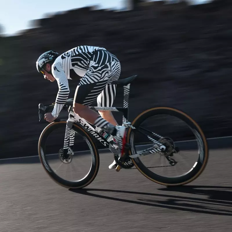 Rennrad. Im Bild sieht man wie eine Mann mit einem weißen Specialized Rennrad auf der Straße fährt. Der Unterschied zwischen Rennrad und Gravel-Bike erklärt 