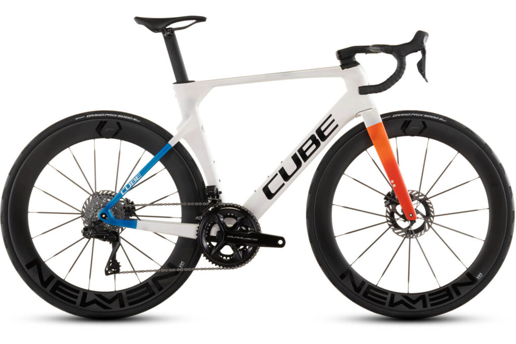 Aero-Rennrad. Diese Rennräder sind aerodynamisch optimiert und den Luftwiderstand beim Rennradfahren bestmöglich zu reduzieren. In diesem Bild ist das Cube Litening AERO C:68X SLT zu erkennen