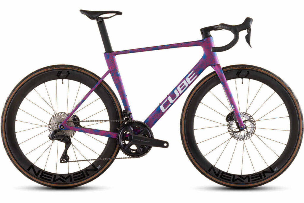 Leichtbau Rennräder oder auch Kletterrennrad genannt sind Rennräder die besonders auf bergigen Strecken ihre Vorteile ausspielen. Die Rennräder sind extrem auf das Gewicht optimiert und bieten perfekte Performance beim bergauf-fahren.
Im Bild sieht man das Cube Litening Air Rennrad 
