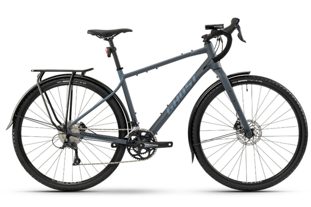 Ghost Asket EQ - voll ausgestattetes Gravel-Bike. Gravel-Bikes bieten die Möglichkeit durch eine Vielzahl an verschiedenen Montagepunkten auch Schutzbleche oder Gepäckträger zu montieren