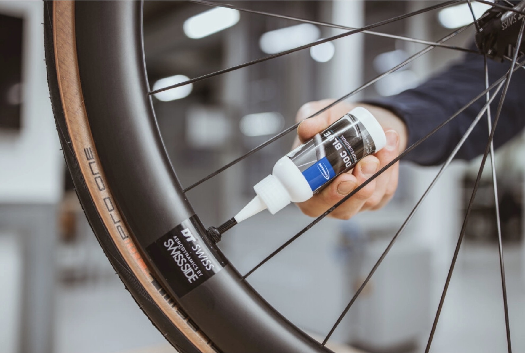 Tubeless - Die Schlauchlose Alternative. 
Auf dem Bild erkennt man wie eine Person die Dichtmilch in einen Fahrradreifen befüllt