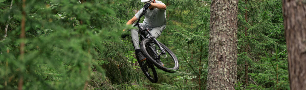 Mountainbiker im Wald auf den Trails 