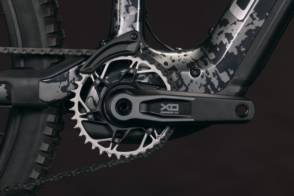     Detailansicht des Antriebs und Kettenblatts am CUBE Stereo Hybrid ONE44 HPC E-Mountainbike.