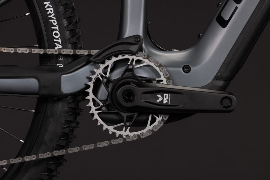     Detailansicht des Antriebs und Kettenblatts am CUBE Stereo Hybrid ONE44 HPC E-Mountainbike.
