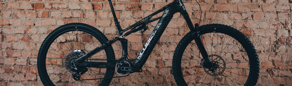 Im Bild sieht man das neue Cube Stereo Hybrid ONE44 HPC Super TM 800 mit dem Avinox M2S E-Bike Motor. Das E-Bike Mountainbike Fully von Cube 