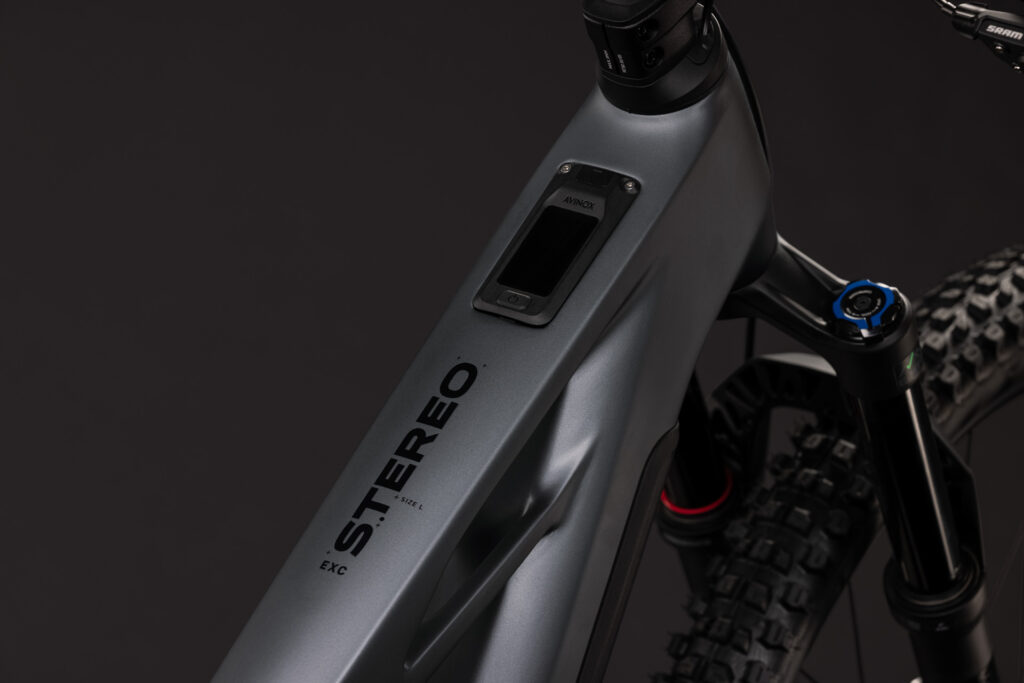 Im Oberrohr integriertes E-Bike Display. Das Avinox DP100 im Cube Stereo Hybrid ONE44 HPC 