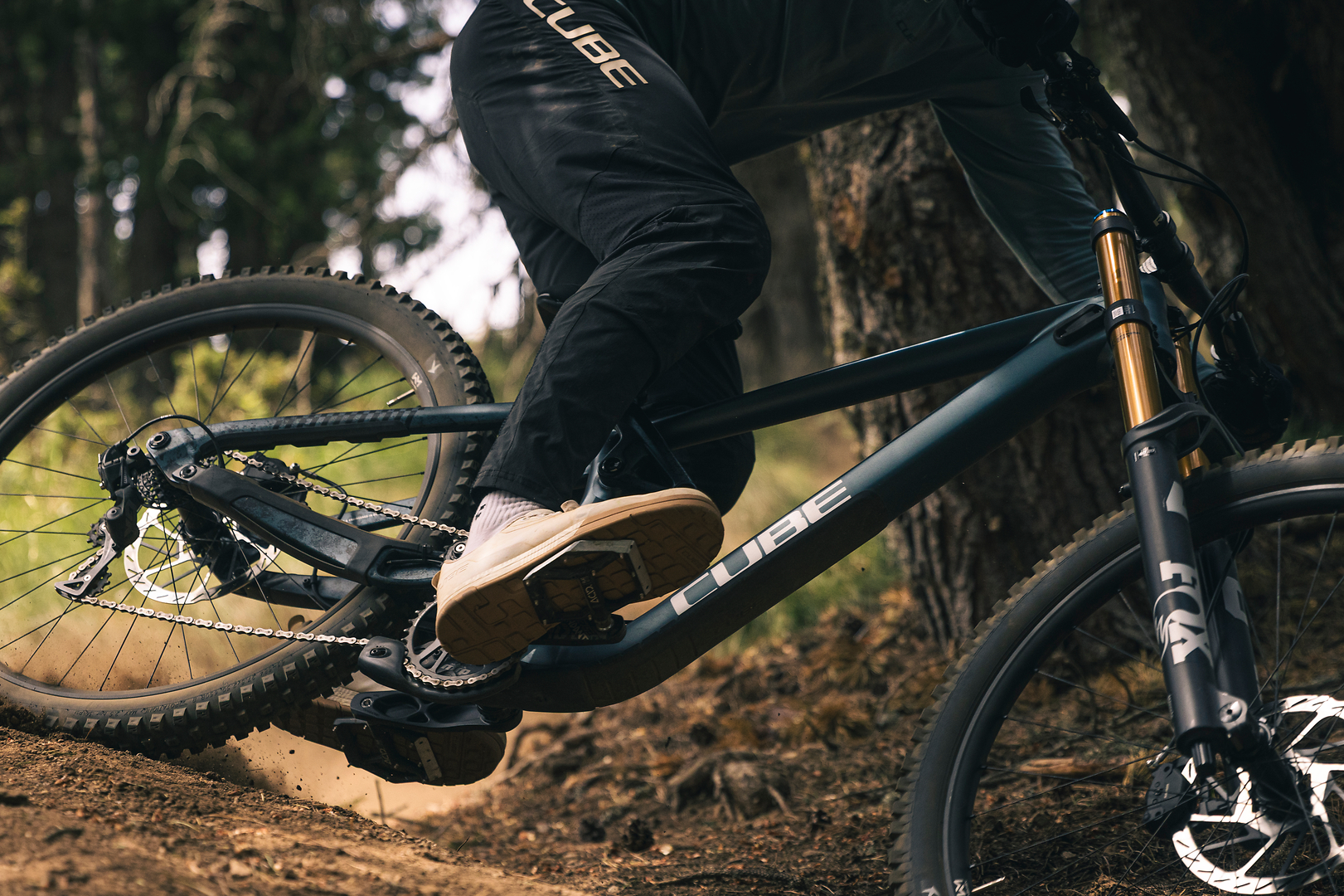 Cube TWO15 SLX Downhill-Mountainbike in der Farbe „deepteal´n´clouds“