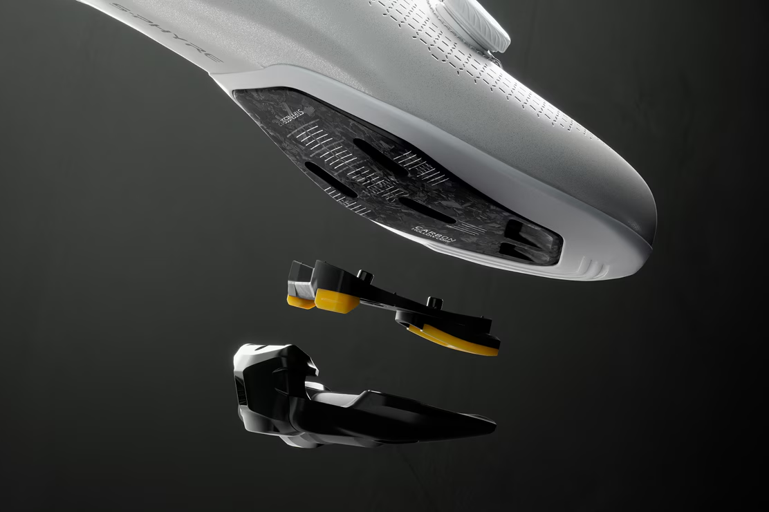 Weißer Shimano Rennradschuh mit Schuhplatte (Cleat) und Rennradpedal