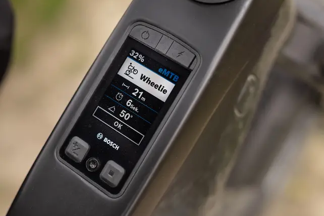 Das Bild zeigt das Bosch Kiox 400C Display, das fest im Oberrohr eines E-Bikes integriert ist und die neue Trick Check-Funktion der Bosch eBike Flow App anzeigt.